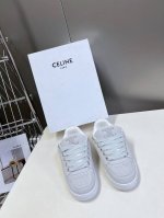 男装10 Celine思琳最新春夏走秀款情侣面包鞋 这一季运动休闲鞋无论从楦型的轮廓隔板的拼接都让人耳目一新 前后品牌Log相呼应 大底边位明显Celine字母