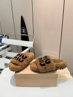 全羊毛！跑量价！ 今日份心动推荐 Miumiu羊毛拖鞋！ 它以奢华的设计与精湛的工艺完美融合，每一处细节都彰显着品牌的魅力与品质。 那柔软的毛毛，仿佛给双足穿上