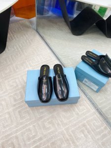 出厂 Prad* 25ss 普拉达走秀款复古流苏穆勒半拖鞋单鞋爆款！走秀款 复古感时髦满满 随意百搭 时尚休闲 独到味道，人人都爱也轻松驾驭 每年都会爆.足以征
