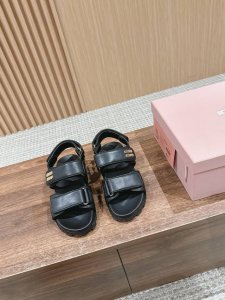 缪缪春夏新款凉鞋 现在超级今年也是出了不少 皮质的就是非常高级呀 Size：35-39 40订做不退货