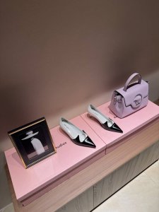 PRADA 普拉达25走秀尖头猫跟单鞋必须夸一下这双小猫跟挺高级的 酷中带点小性感！鞋面采用进口开边珠牛皮内里垫脚进口小羊皮 意大利进口牛皮大底跟高：5.5cm