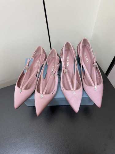 Prada 25ss 早春新款绝美尖头跟鞋 时尚界久违的极简之美经典时尚配色 毫不费力的优雅风来袭 时髦 精致 绝美 包头尖头 开边珠外穿时尚气质简约新款日常拖