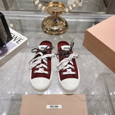 出厂 单鞋 小短靴 Miu Miu 缪缪 25Ss春夏新款 复古 休闲鞋 本季Miu Miu延续了该风格推出了专属款，整体鞋型线条简约＋轻薄鞋底设计，配色大胆时