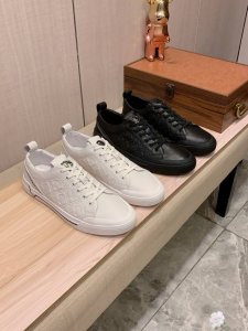 新款: 厂价 范思哲Versace* 最新爆款休闲鞋 顶端品牌 奢侈 代购 顶级 质量 鞋面選用进口透气牛皮材质透气猪皮垫脚 精细做工 原版个性时尚柔软橡膠耐磨