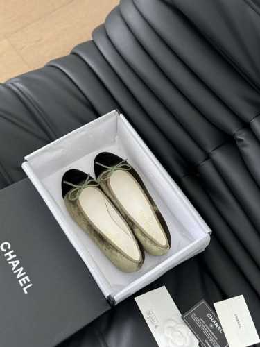 新版面 Chanel 新色芭蕾舞鞋 原版1:1复刻 经典中的经典 无论搭配裤装还是裙装都是完美 小圆头的设计很好的修饰脚型 ，小仙女们必备！ 跟高：2.5Cm