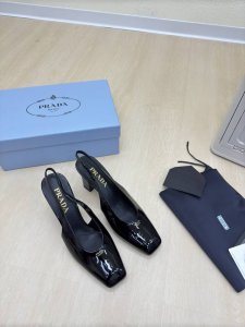 经典后空系列 Prada 简约设计 搭配三角标 Logo 的设计和简约的线条 很有格调 简单纯粹得色调 原版开模 舒适炸街 小牛漆皮Logo 擦色工艺 引领前沿