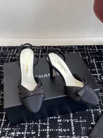 代购级 Chanel 小香 25ss早春新品 缎面蝴蝶结凉鞋系列法式风情 真是美到心尖尖上啦！ 优雅又浪漫的仙女应该就是这样吧极简的配色加上绸缎蝴蝶结深入人心 - 点击图像关闭
