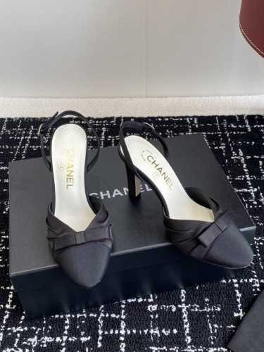 代购级 Chanel 小香 25ss早春新品 缎面蝴蝶结凉鞋系列法式风情 真是美到心尖尖上啦！ 优雅又浪漫的仙女应该就是这样吧极简的配色加上绸缎蝴蝶结深入人心
