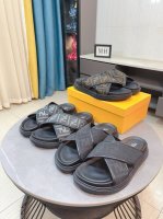 出厂价p 高端版本 芬迪男士拖鞋 高端大气上档 专柜对比质量 鞋面纯手工拉线 原生麻与生胶底组合 透气防滑大底 内里透气舒适小绵羊羊皮 密度100 舒适 原版耐