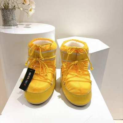 雪地靴最亮来了短靴 高靴 ■作为这类靴型祖师爷级别的 MoonBoot 自然是顺理成章，成为了当代冬日女战士的最新宠儿 上脚超级好看 很轻防滑 专柜包装 码数