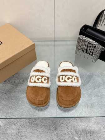 工厂价： 皮毛一体 UGG 24刺绣logo拖鞋火爆来袭 一眼就上头的款式 胖胖的方圆头鞋 加上羊毛边边logo 憨憨的可爱，秋冬穿搭必备单品鞋身很轻巧 不论居 - 点击图像关闭
