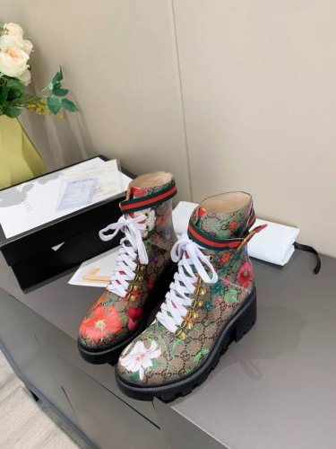 出厂价pp： 女装女鞋 运动原单新版古奇Gucci 热卖7寸靴 新印花特殊材料的粗跟踝靴 非常好搭配网红都纷纷上脚引领最新时尚潮流。跟高6Cm 内里：进口头层猪