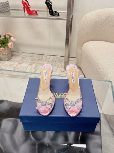 Aquazzur* 菠萝早春专柜新品仙女时装鞋系列，大量上新同步官网全系列均可定制龙年主打一个火爆，全网各大网红纷纷开秀，绝美的穿搭系列！ ★★★★★ 鞋面 胶