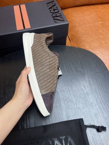 热卖款！杰尼亚 休闲运动鞋 这款 Triple Stitch 低帮运动鞋以柔软的编织牛皮制成，为休闲鞋履注入精致格调。标志性三重交叉弹性细节彰显出传统皮鞋的手工