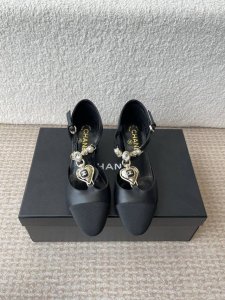 Chanel小香 25Ss 早春新款 粗跟玛丽珍单鞋，复古法式优雅感，高级感十足 香奶奶菱格中空玛丽珍凉鞋，最近很火的一双凉鞋！露脚设计直接拉长腿型！很显白的神