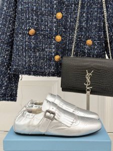 厂价半拖 乐福鞋 Prada 普拉达25Ss新品复古 走秀流苏乐福鞋半拖鞋系列 流苏搭配雕花工艺设计 网红Ins热捧 复古又时尚 上脚非常舒适又百搭！ 鞋面采用