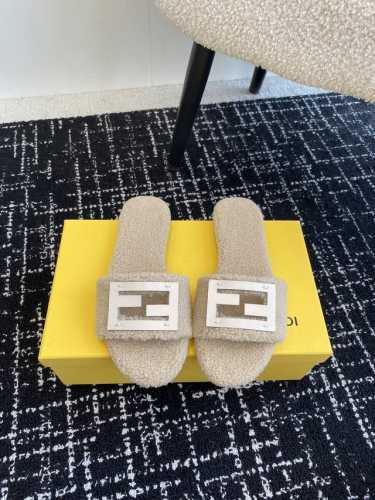代购级 Fendi芬迪 24ss 新款FF金扣镂空 毛毛拖鞋 带FF Baguette装饰性搭扣。奶油白色皮革材质。边缘饰有雕刻 金色饰面金属件 超级好看 非常