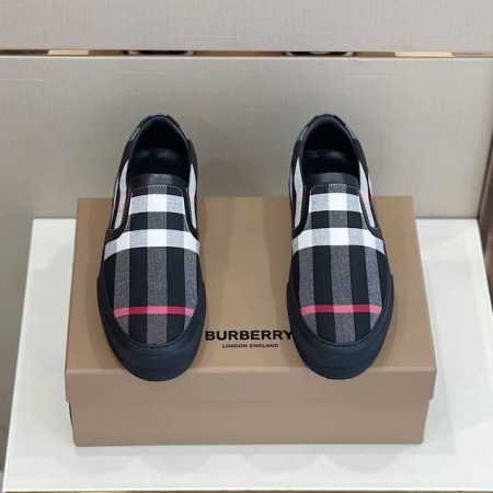 Burberr*Vintage格纹棉质乐福鞋低帮乐福鞋，精选Vintage复古格纹棉质面料，牛皮鞋面，亮眼搭配品牌vintage格纹与鞋面饰有品牌徽标。牛皮内里 - 点击图像关闭