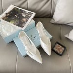 出厂： Prada 普拉达 2025顶级专柜 初夏新款 官网上新 独家首发 普拉达 25Ss早春尖头镂空单鞋 Prada单鞋 Prada单鞋 Prada 小红书