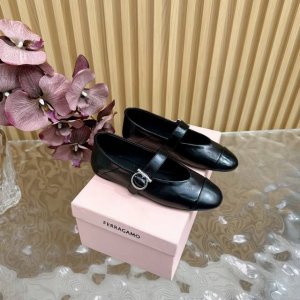 Ferragamo 菲拉格慕25Aw 灵感来自于上世纪奥黛丽 赫本Audrey系列 柔软小羊 复古平底玛丽珍鞋 满满的法式复古风 上脚也很时髦 而且百搭 日常通