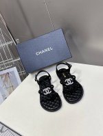 Chanel香奈儿春夏新款带钻凉鞋 超多网红时尚博主种草 夏天必备 女神系列 拥有香家特色优雅名媛气质，超级耐看，让人无法抗拒，心动Ing 鞋面：进口澳钻超级闪