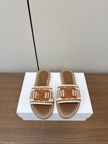 celine塞琳 2025春夏凯旋门草编拖鞋 凯旋门英伦风平底微标凉鞋拖鞋简约大气时髦耐看不过时是时尚圈永不退潮的经典所在 复古的英伦风格 让你穿出不一样的气质