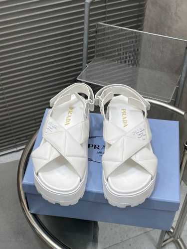 出厂 P360 Prada 夏季新款厚底凉鞋 ，今年普拉达简直逆天了，款款都好看，这款鞋子穿上舒服感太棒了，巨显腿长，时尚百搭款式， 夏季必备 面料：进口羊皮