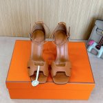 10.5Cm组图 空面出厂价p Hermes 爱马仕 Joy 105高跟凉鞋 时尚又百搭 搭配H鞋头 超级舒服 每个细节都做到极致 搭配同色调标志性纯鞋扣 设计