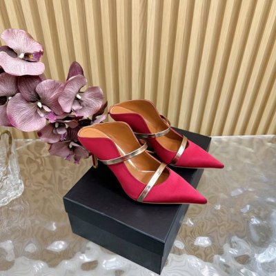 2025经典再现 #Malone Souliers#中跟半拖 经典爆款依然风韵犹存 通过带子的撞面色 设计 非常耐看极具风格 喜欢过通混搭不同触感和地质的材料达