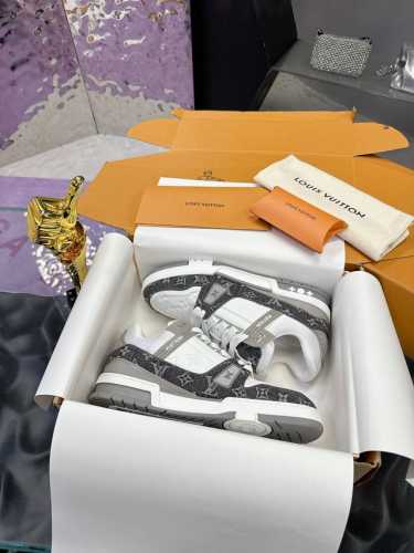 原版开发 品质出货 欢迎对比 Lv板鞋系列 Lv Trainer Maxi运动鞋将成衣系列的宽松廓形引入Virgilabloh笔下的Lvtrainer运动鞋设计