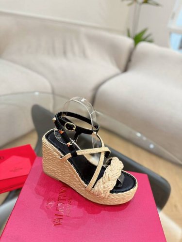 valentino华伦天奴新品 高版本24Ss米兰春夏坡跟铆钉拉菲草缕空后跟凉鞋 延续经典铆钉带子设计. 上脚真心美丽奢华. 演绎全新时尚魅力. 深得海内外知名