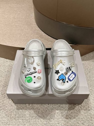 出厂 男装10、 巴黎世家Balenciaga 春夏最新情侣款洞洞鞋，25春季新款黑马单品,海内外时尚博主纷纷上脚大秀，火遍海内外社交平台，时尚达人必入款，各种