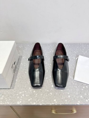 Hidemi 小众 25Ss春夏新款 方头 平底 单鞋 进口小牛皮高级舒适 配女神们的半身裙 方头的设计晚宴系列专属高跟鞋 贯穿整季Lookbook完全戳中我