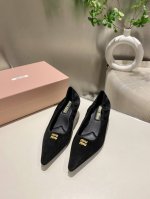 出厂 Miu Miu走秀款 2025春夏新款高跟单鞋网红走秀款上脚非常好看.1:1定制 时尚 高跟女鞋，很好的拉伸腿部线条，让爱美的小姐姐们都能轻松驾驭，绝对是