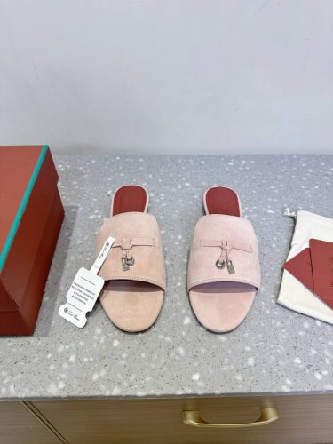 现货 Loro piana 25Ss春夏新款 英伦 凉鞋 原来这就是传说走两万步都不会累脚的夹脚凉鞋把颜值和脚感都拿捏住了 上脚一走就会被彻底沦陷 极简的设计吸