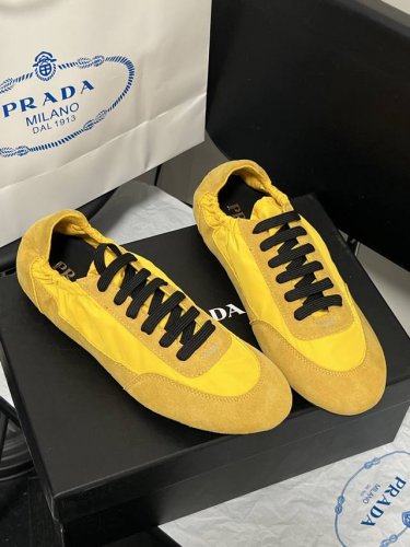 橙子出厂价p prada 普拉达2025新款 圆头系带平底休闲鞋 德训鞋 运动鞋 鞋面麂皮有肌理感 内里羊皮包裹 软软糯糯的鞋垫加厚小羊皮 踩上去无比舒适 有支
