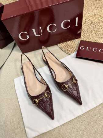 Gucci 24ss春夏新款 G家尖头马衔扣V型系列，经典再现，简约设计高雅品质，鞋面以压花羊皮双G皮材料匠心打造，鞋面缀饰亮眼的经典马衔扣，后带着釆用松紧带设 - 点击图像关闭