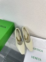 冲量价: BV Sharp Chain Pump 链条系列单品 光纤白色 全真皮 定制链条五金 高版本 斜方头 BV早秋系列 都好美啊 优雅材质运用在鞋履上知性