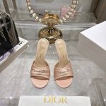 出厂 25Ss早春新款Dior迪奥D-My 五金字母圆头露趾拖鞋 这款My Dior 高跟鞋是二零二五春夏成衣系列新品，彰显精致的优雅气质。采用漆皮革精心制作,