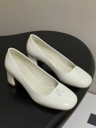 25Ss早春新款Louis Vuitton Lv Swing 高跟鞋最火最新金属跟玛丽珍后空粗跟凉鞋字母标高跟单鞋 选用柔软 皮革塑造易于穿脱的设计，以利落线条 - 点击图像关闭