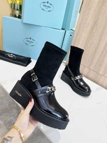 23新品系普家無限百搭，初春必備，链接经典三角标混搭风格少女们的福音来了...材质；开边珠牛皮+弹力 内里：羊皮 6公分坡跟大底无敌显腿长， 码数35-41 4