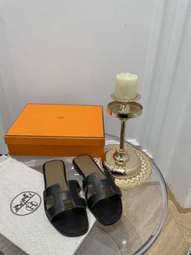 爱马仕 HerméS 经典 工 字拖 高品 原版工艺 黑面白色车线 款式经典 简约 此款主要对比的就是工艺 品质 爱马仕 HerméS 夏天开始不一样的夏天生活