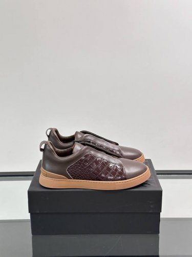 zegna 杰尼亚 新款男士低帮皮革运动鞋，选用进口牛皮打造，丰富的工艺细节，鞋底骆马皮革嵌饰和品牌压纹徽标细节，干净简洁的设计线条非常百搭，优雅大气，动感十足