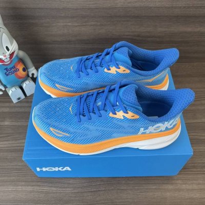 顶级Hoka One One Clifton 9 蓝橙 克里夫顿系列 鞋面:采用轻盈透气的针织网面和纱线，增强鞋面的强度和支撑性能 搭配柔软的鞋舌 让双脚在舒适