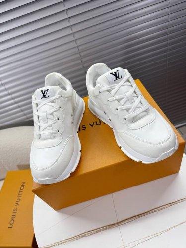 lv 驴牌 最新男士运动鞋 小白鞋 老爹鞋~~ 简约舒适男士运动鞋 瞩目 Lv 字母标注鞋侧 轻盈减震pu发泡底点缀 Vuitton 标识 价值观满满的高大上