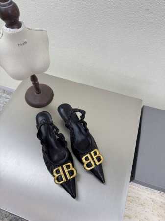 经典双 B 后空尖头 Balenciaga 巴黎世家 Stomper Derby 黑色 这双鞋简直是今年潮流圈的黑马，夸张的尖头设计，让人一眼就爱上！ 第一眼看 - 点击图像关闭