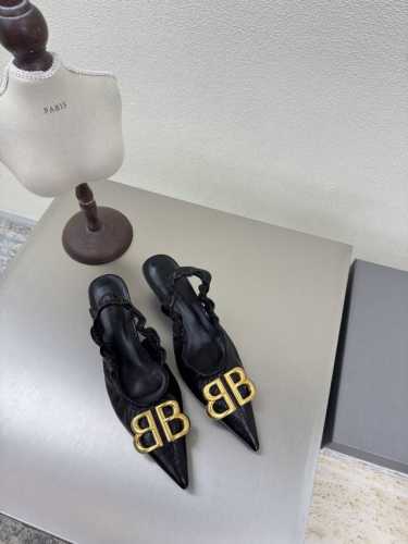 经典双 B 后空尖头 Balenciaga 巴黎世家 Stomper Derby 黑色 这双鞋简直是今年潮流圈的黑马，夸张的尖头设计，让人一眼就爱上！ 第一眼看