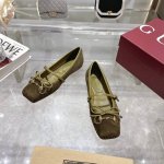 9099-10 绿￥ P360 35-42 这款马衔扣芭蕾平底鞋选用方形鞋头设计，搭配雅致的蝴蝶结细节，致敬传统芭蕾舞鞋款型。这款单品以光泽丝缎匠心打造，巧妙缀