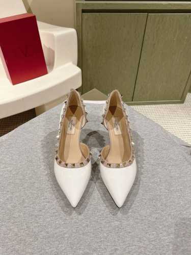 四季百搭系列！你的鞋柜缺一双吧？ 代购级别！ Valentino 整个系列台资工厂出品！进出专柜无压力！Rockstud 华伦天奴铆钉漆皮芭蕾舞平底鞋 One