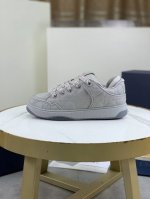 工厂价 过几天出货 顶级版本 迪奥Dior Chrono 高版本运动跑步鞋 2025新品，以白色和黑色网眼织物搭配皮革效果镶片，两侧饰以电脑打印 CD 标志、鞋